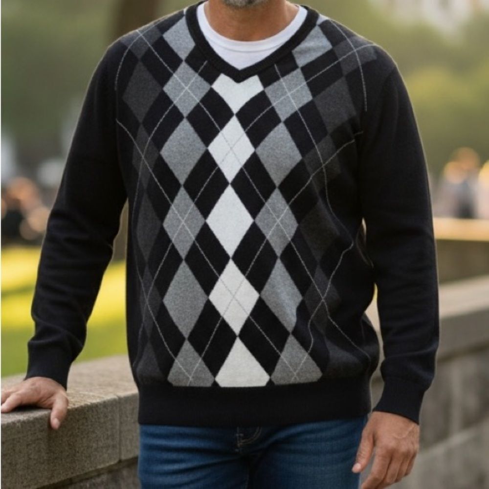Claiborne Men's V-Neck Black and Gray Argyle Sweater L